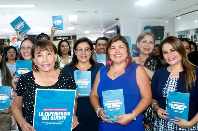 Grupo de mujeres y un hombre sosteniendo ejemplares del libro La Experiencia del Cliente en una librería Crisol