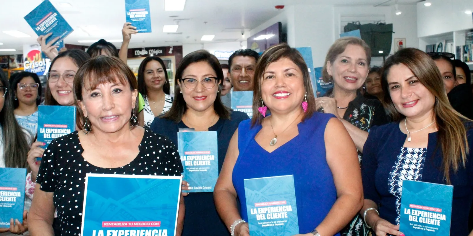 Grupo de mujeres y un hombre sosteniendo ejemplares del libro La Experiencia del Cliente en una librería Crisol