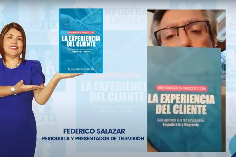 Federico Salazar, periodista y presentador de televisión, muestra el libro La Experiencia del Cliente junto a su portada