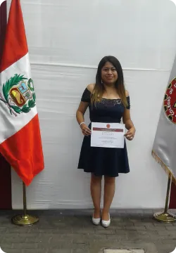Retrato de Johana Quispe sosteniendo un certificado, entre banderas