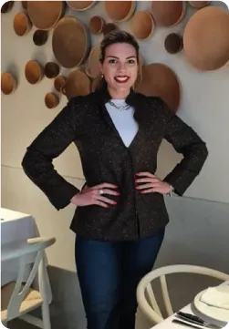 Retrato de Carmela Sfregola de pie en un restaurante