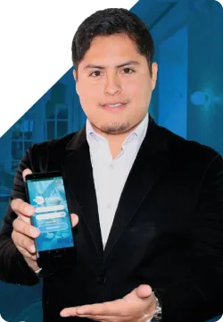 Retrato de Josue Balta sosteniendo un teléfono móvil