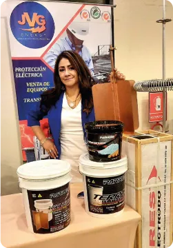 Retrato de Roxana Palacios junto a productos de protección eléctrica de JVG Energy