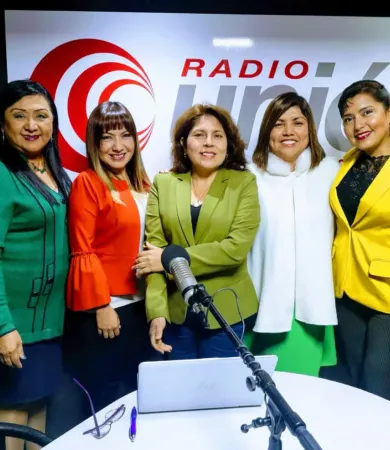 Cinco integrantes de la red en el estudio de Radio Unión.