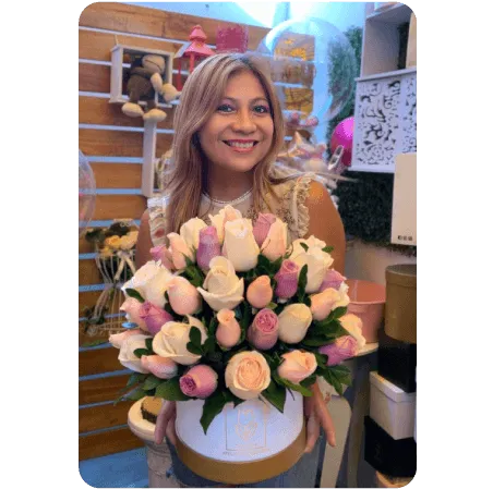Retrato de Susana Vanessa Estrada Lucano con un arreglo de rosas